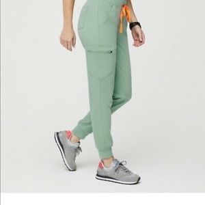 FIGS WOMENS SCRUB PANTS IN JADE